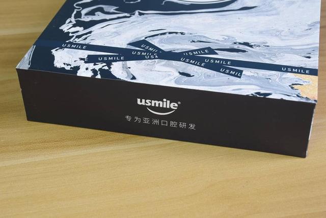 usmile双子星电动牙刷u2的外包装采用高密度压制纸盒,盒子表面采用