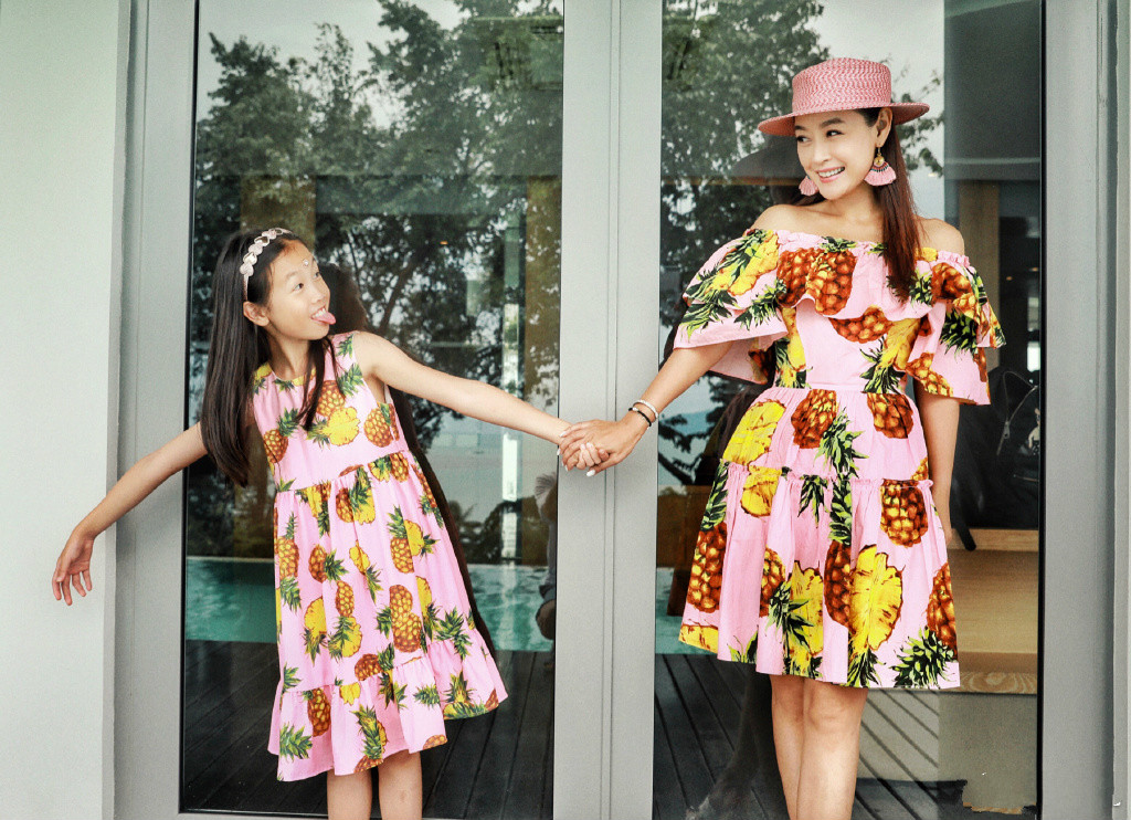 詹小楠美得太出众!穿粉色菠萝裙同框女儿好少女,哪像44岁的辣妈