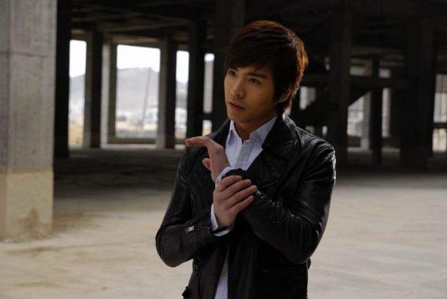 他也会毫不犹豫的施展雷霆手段,西钊的命运颇为悲惨,小时候被界王抓走