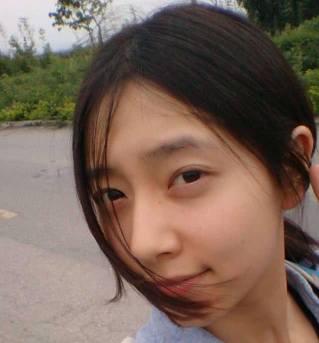 平常温柔可人的女玩家没想到夜里就在公会里干这事