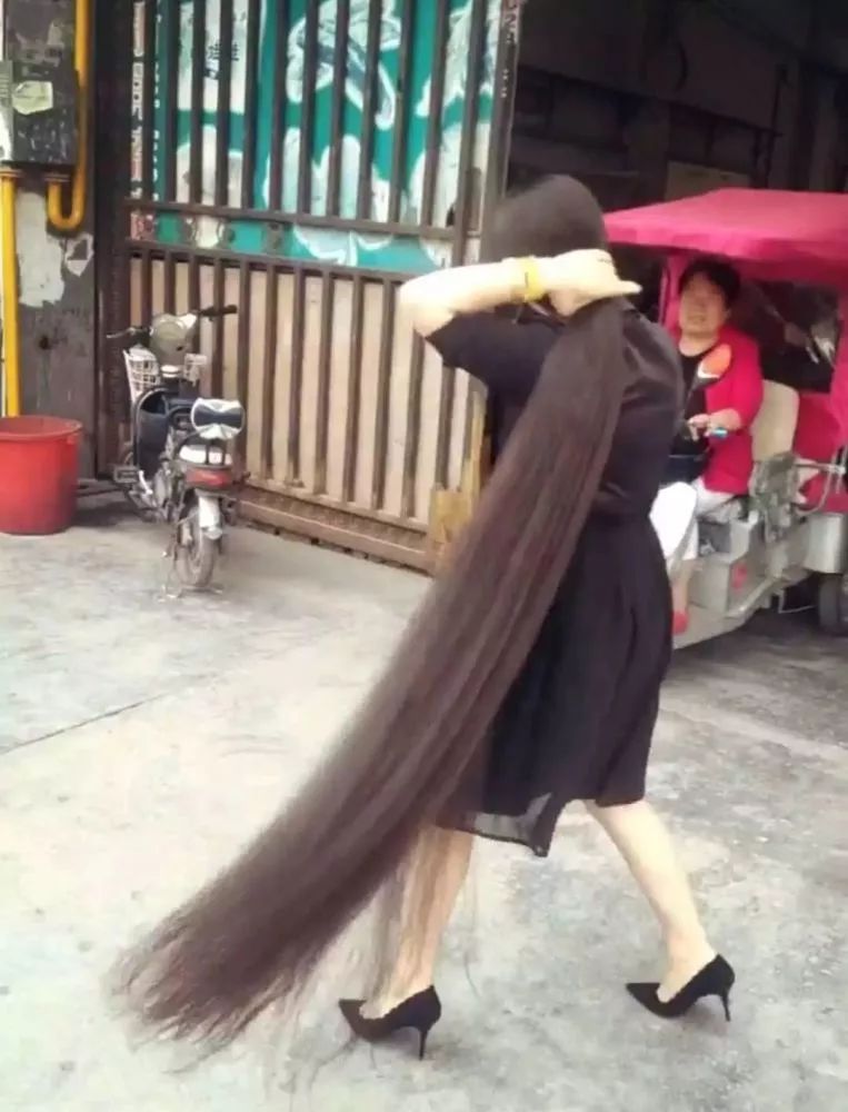 河南商丘32岁女子满头长发长达一米八,秃头人士表示实名羡慕
