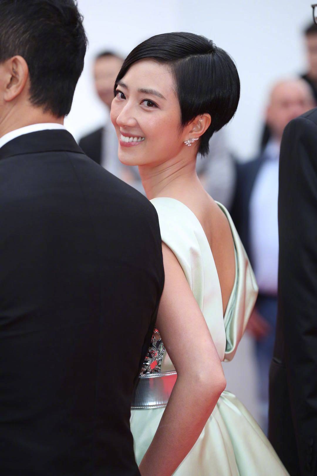 胡歌万茜携手走红毯经典黑白装配一脸桂纶镁一袭撞色裙更吸睛