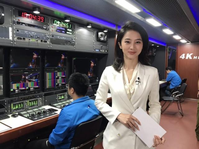 在济南广播电视台4k超高清电视转播车上,主持人阳光介绍了济南广电在