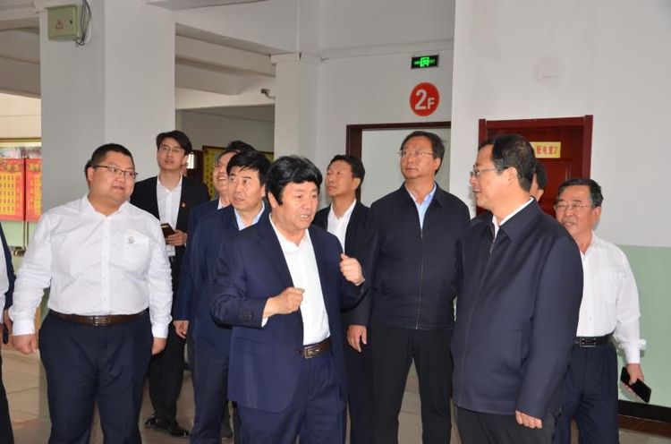 调研组一行人在朔州市二中董事长柳二文,校长姜功的陪同下,又到朔州市