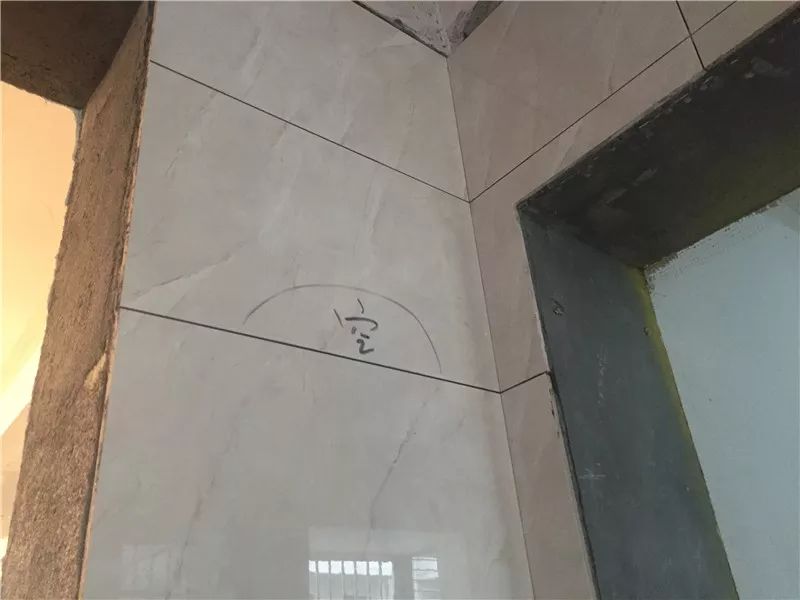 卫生间瓷砖铺贴到位,温馨提醒业主检修口的设备可以进行采买.