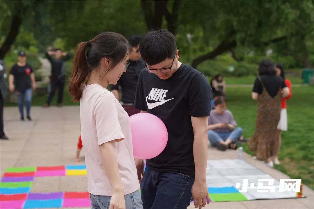 每组一男一女双人接力挑战,从指压板的一侧走到另一侧往返,要求两个人