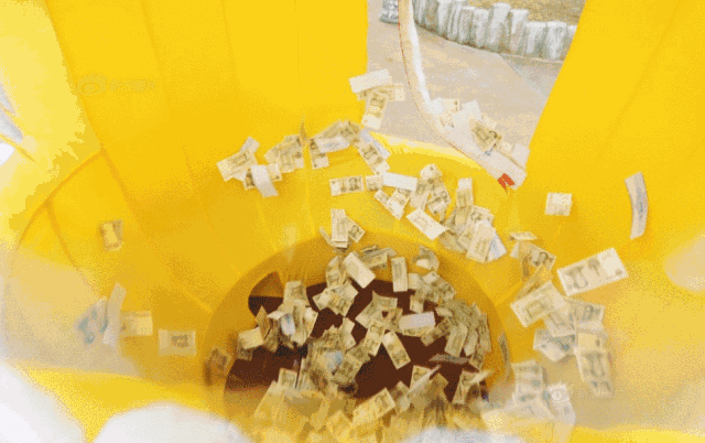 撒币现场钞票满天飞的场景你见过吗