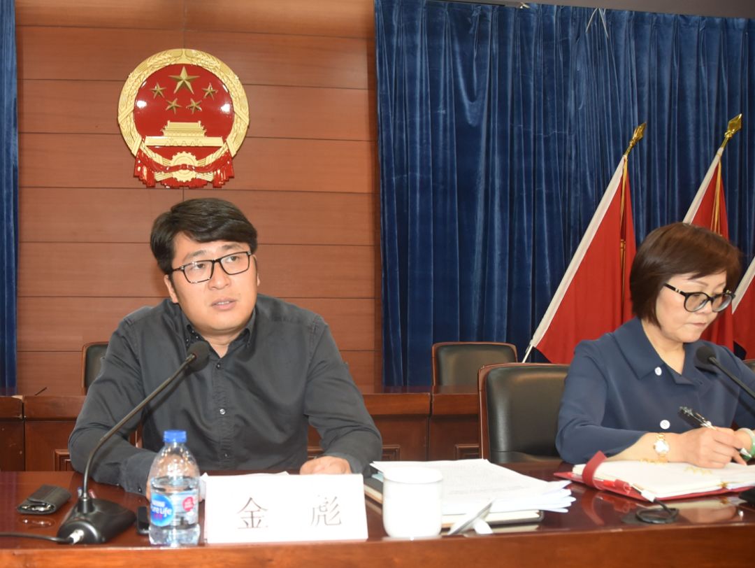 镇党委书记金彪出席会议并讲话.会议由镇党委副书记,镇长顾荷英主持.