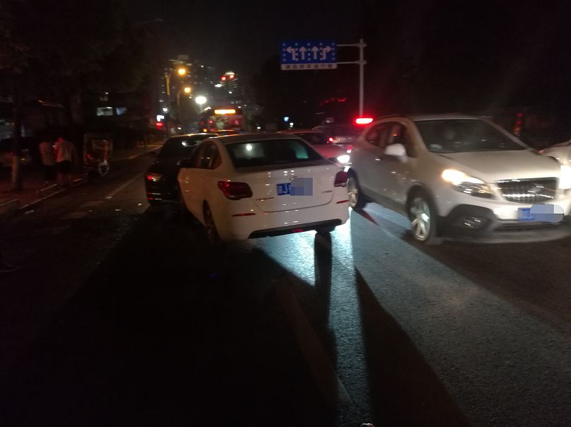 萍乡一男子吸毒后开车引发车祸