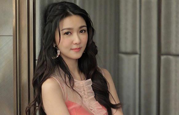 她曾有机会成为成龙的儿媳妇,一手好牌打烂,如今成为过气女星!