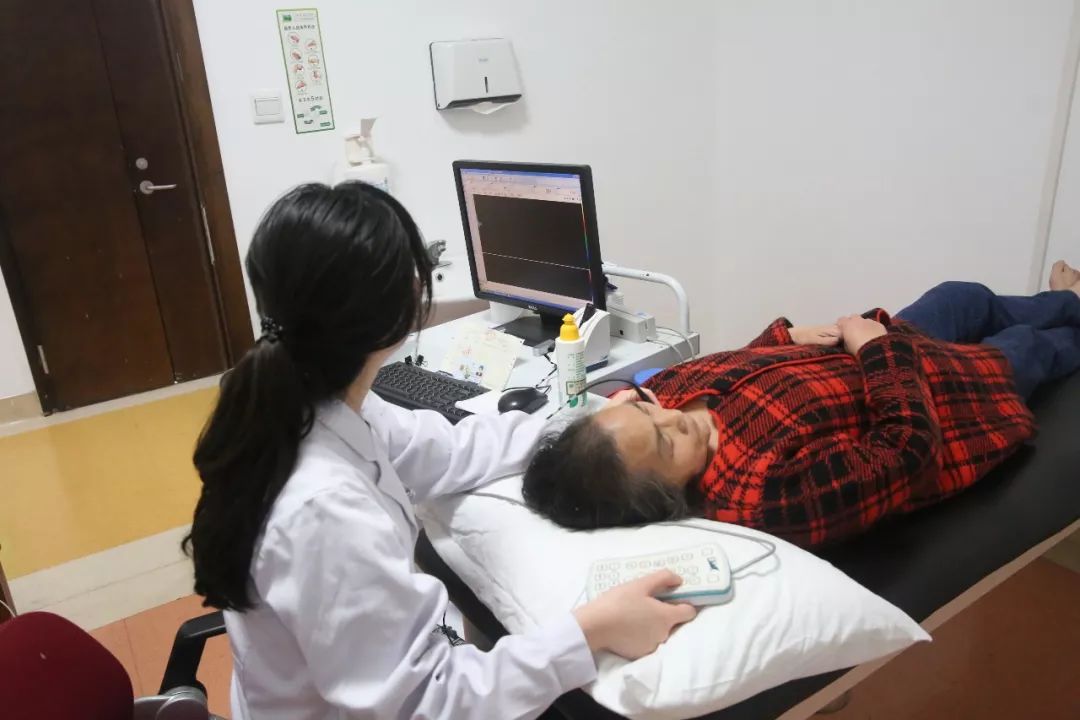 患者做tcd,检查脑血流溶栓专用床(称重床),根据患者体重计算溶栓药物