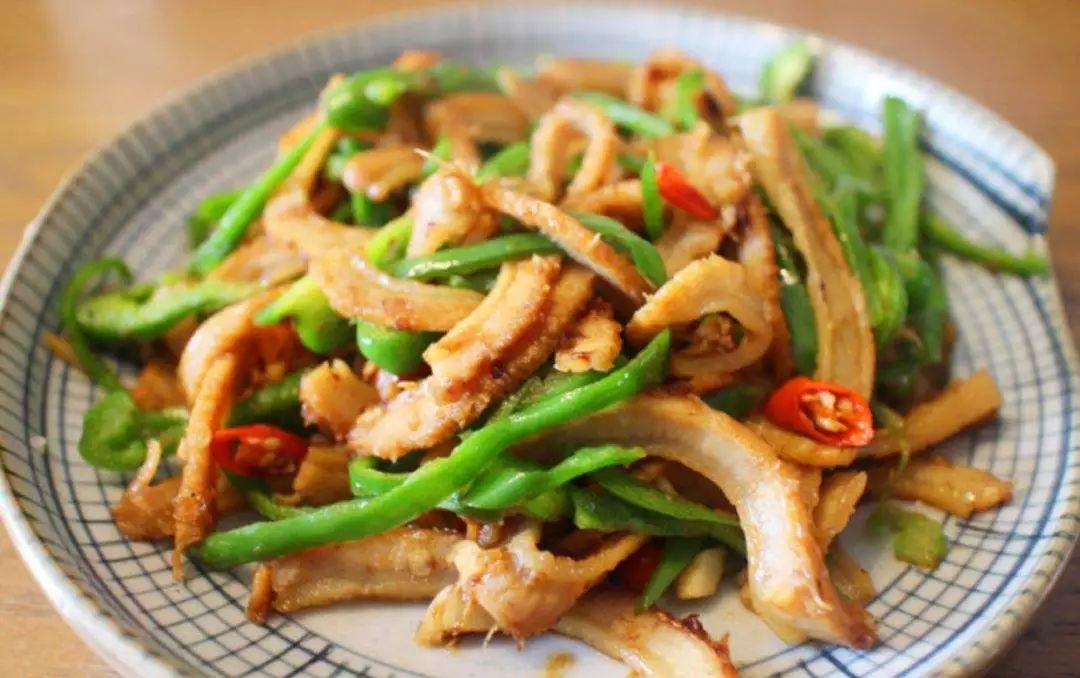 【青椒牛肚的养生功效】第一:青椒是一种性辛的蔬菜,搭配牛肚营养翻倍