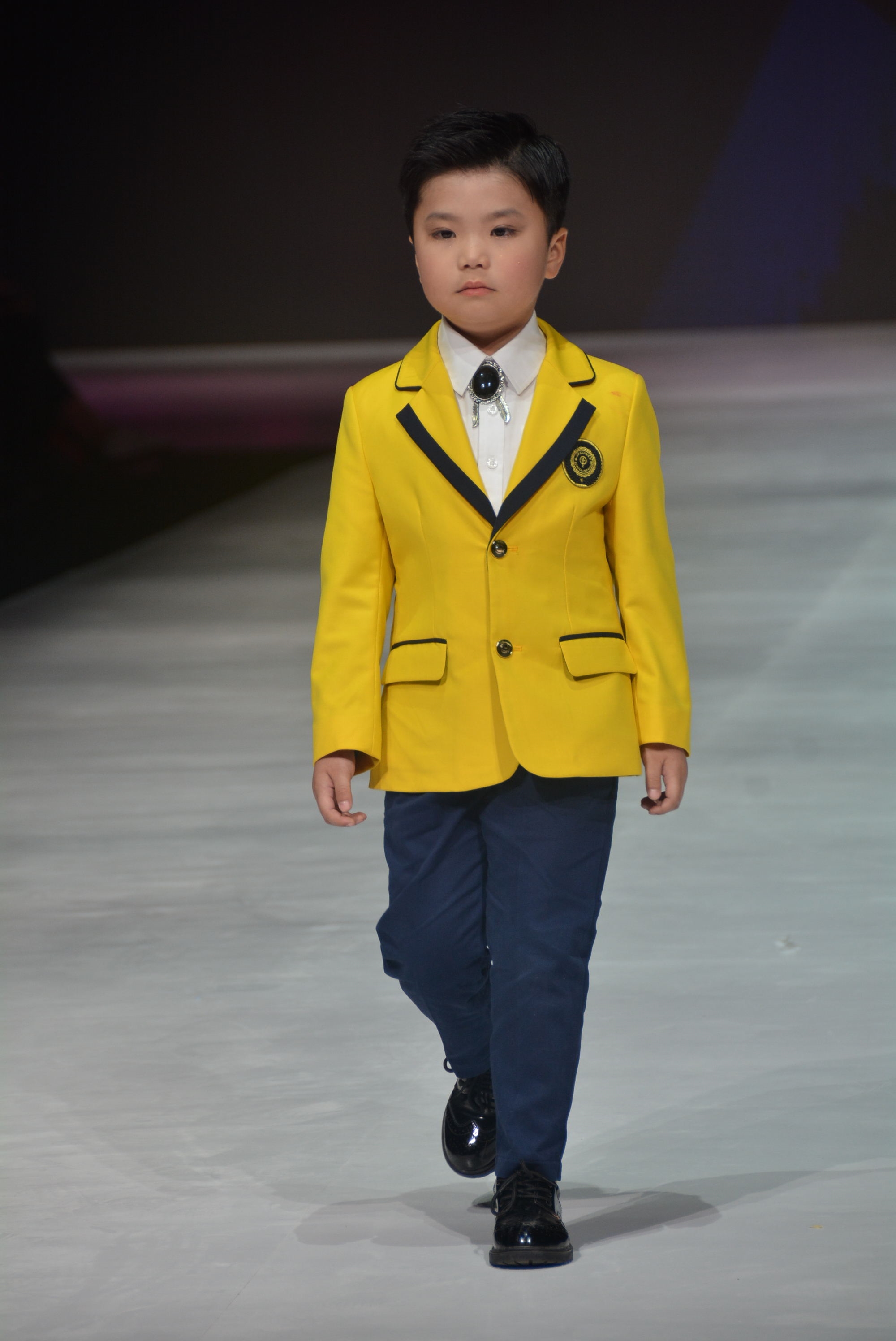 咋把校服穿出大牌的感觉,江南国际时装周上找答案