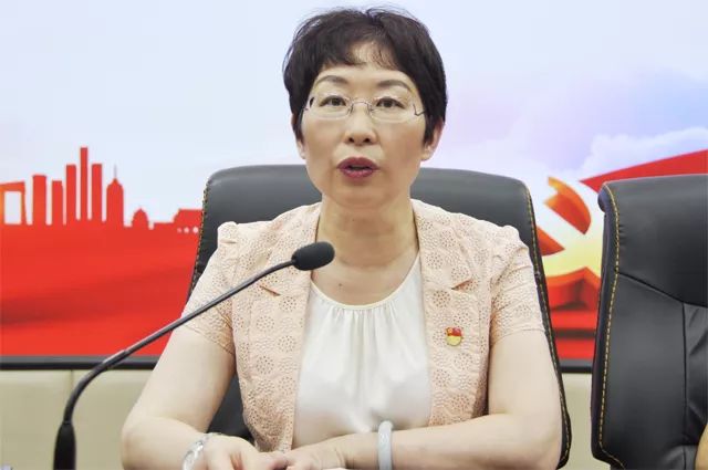 活动由副校长,高中党支部书记杨芳主持.