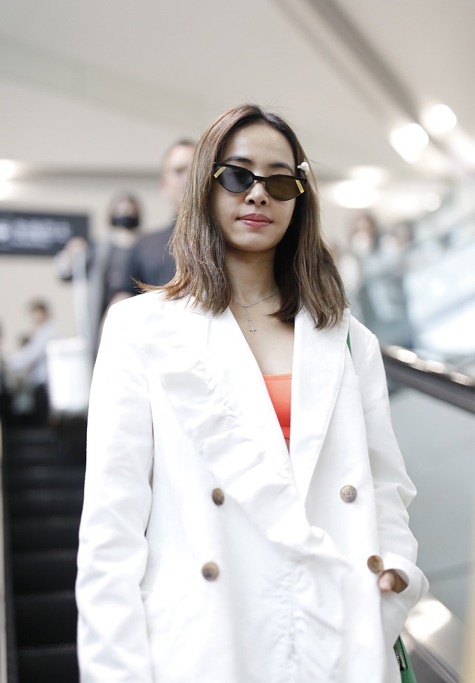 蔡依林穿白西装搭破洞裤 侧夹可爱发卡显少女心