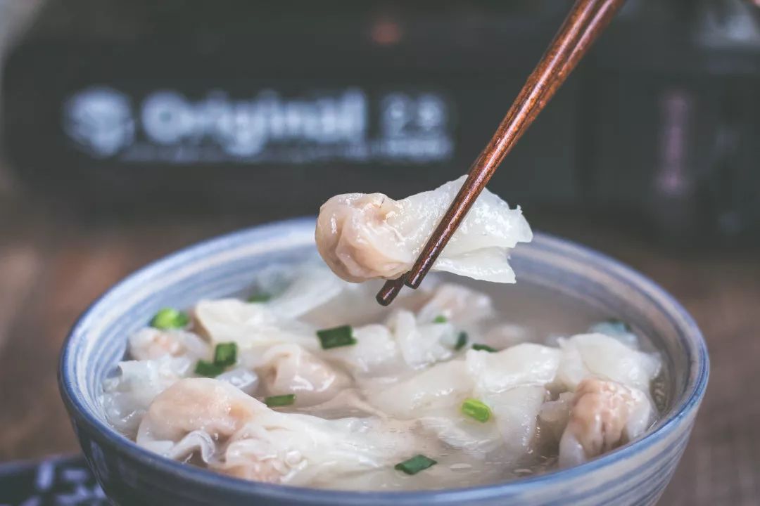 舅妈肉燕人气商品top2炒:加入把青椒与红椒切块或切丁备用;倒入 鱼丸