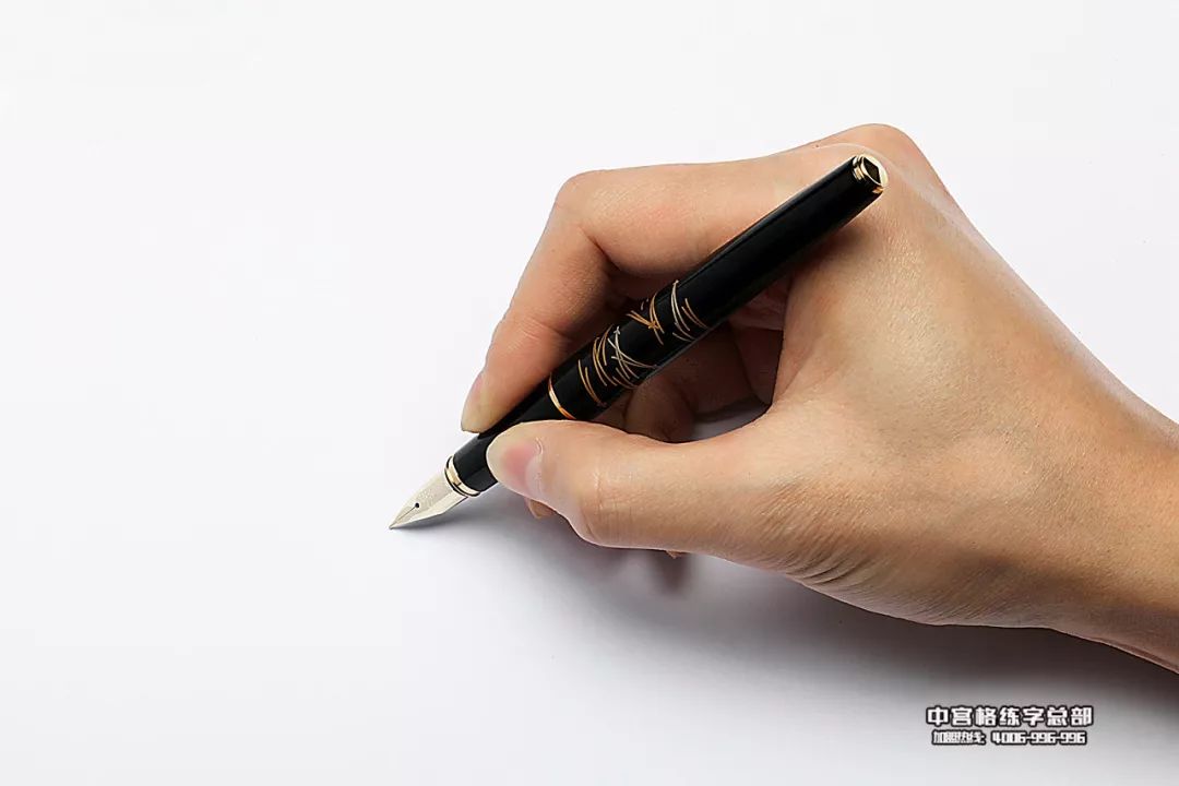 抓钢笔的正确手势图图片