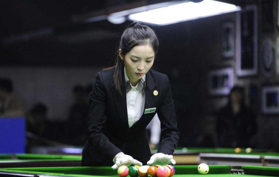 原创她是最美台球裁判,身材不输潘晓婷,如今26岁依然单身!