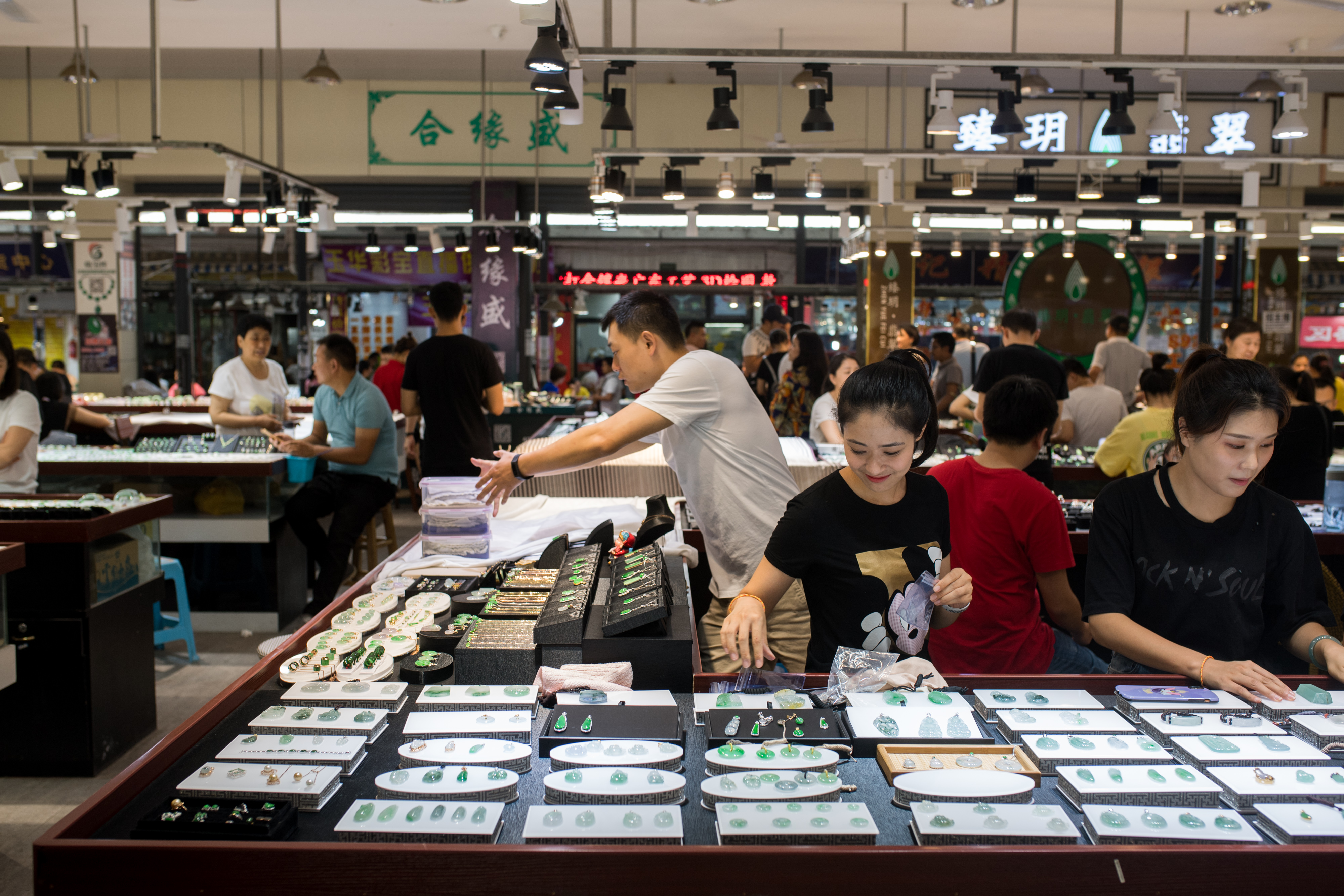 珠宝玉石产业蓬勃发展在云南瑞丽的珠宝玉石市场,工作人员在整理珠宝