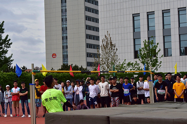 铿锵运动会就此拉开帷幕整齐划一的排球操伴随飞扬的彩旗开幕式(注