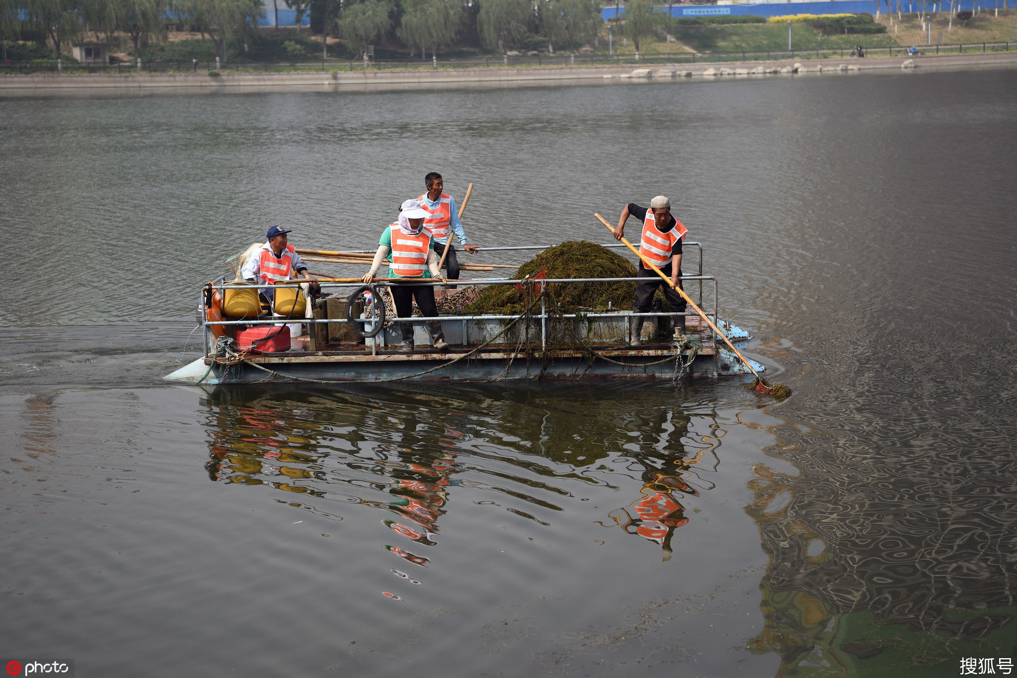 北京通州大运河的水面上,除了行驶着的各种游船,还有专门清理水面垃圾