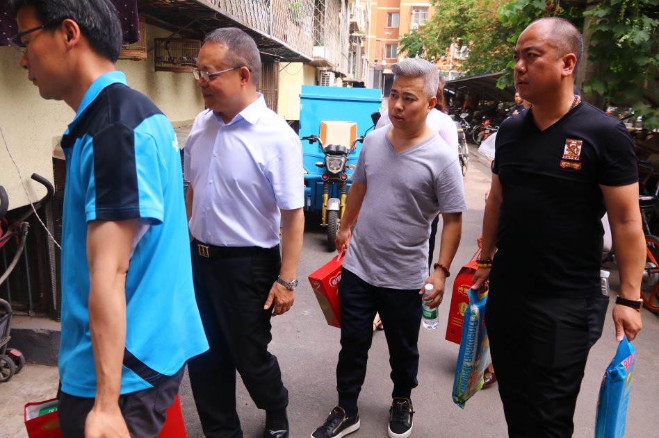 北京西城区广外残联理事长付俊杰(中)北京台州企业商会会长谢仁德(左