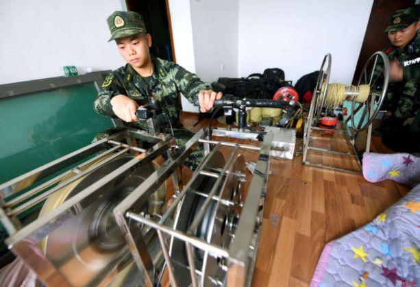 5月18日,武警广东省总队执勤第三支队七中队官兵在现场查获的做案工具