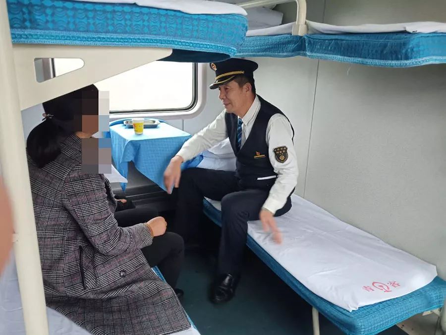 妻子帶著孩子乘火車離家,丈夫求助鐵路部,列車長成功幫他勸回妻子