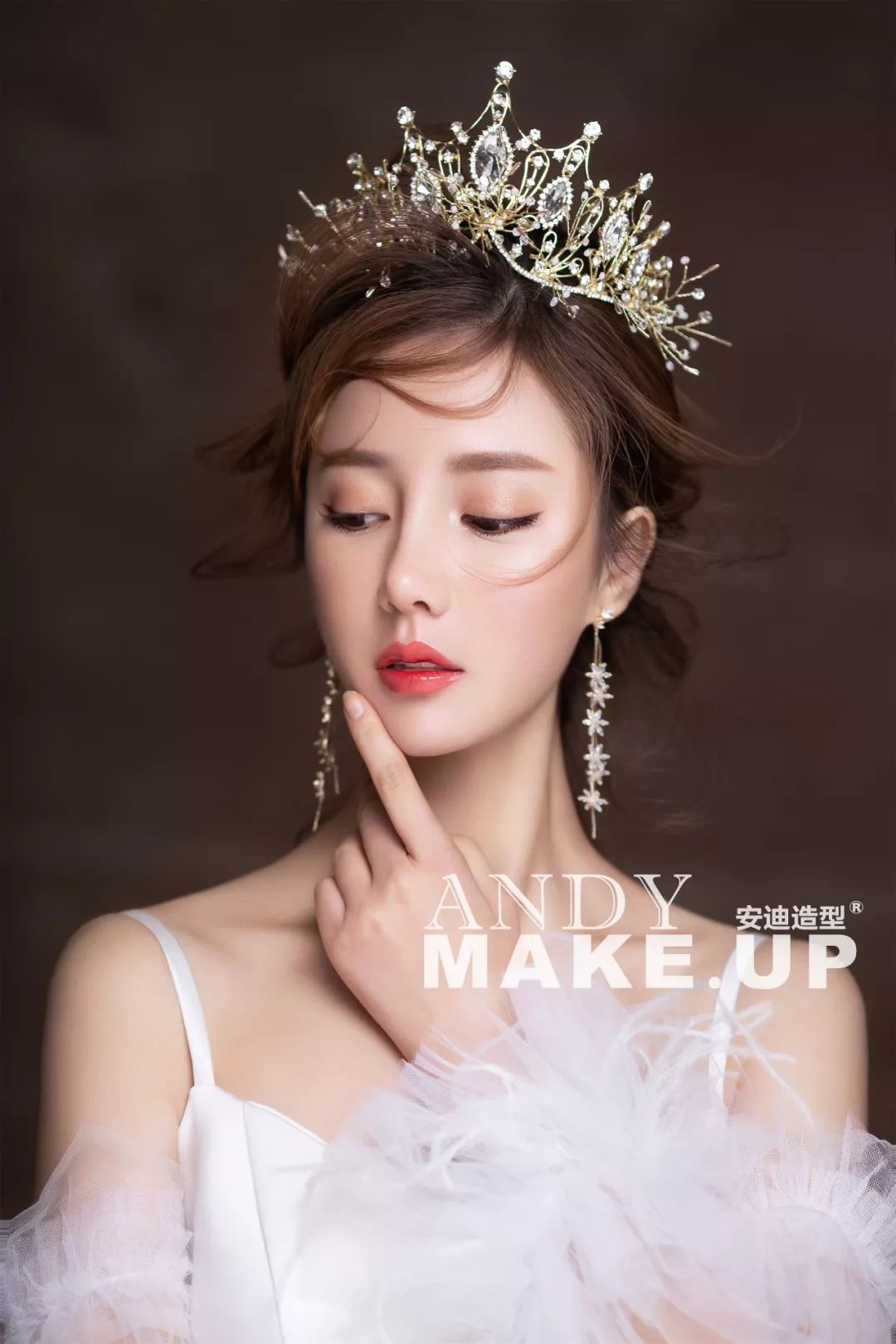 皇冠新娘造型这么做更好看~