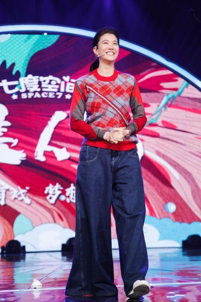 梁咏仪胆真大全身上下就只穿一件西装网友张智霖该管管了