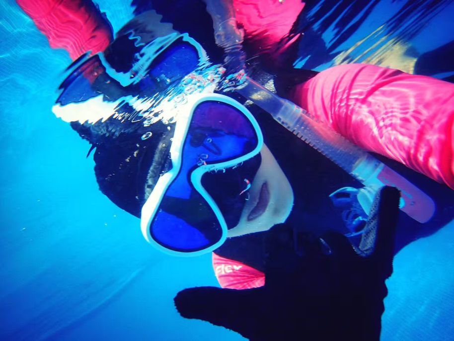 她是当地第一位女潜导,也是潜水时间最久的中国人