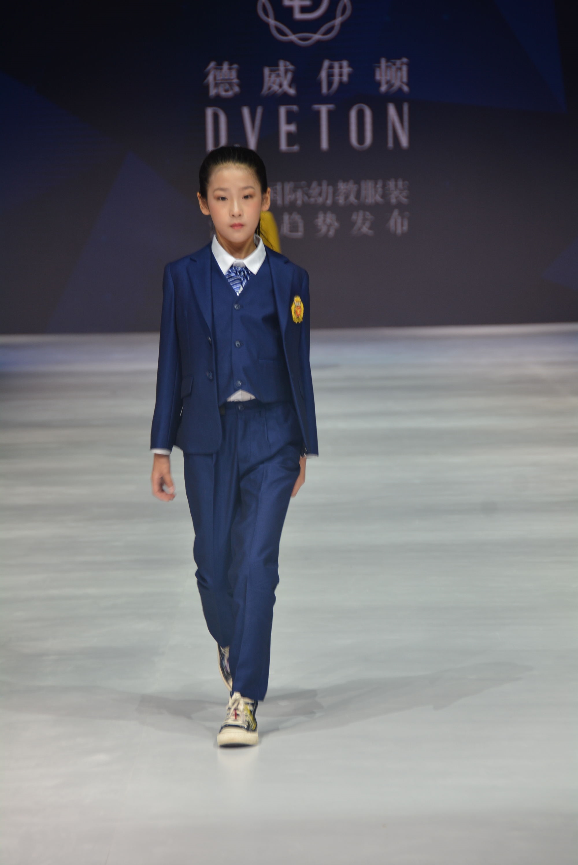 咋把校服穿出大牌的感觉,江南国际时装周上找答案