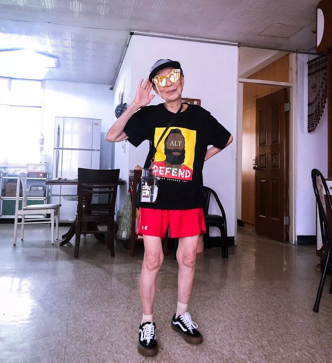 除了穿反钩的苏大强这些球鞋老人狠起来真可怕