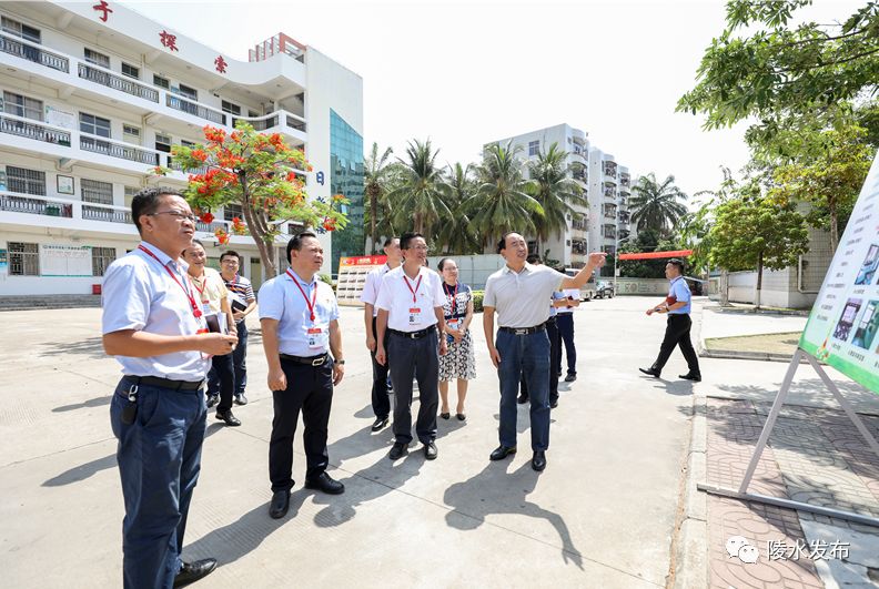 陵水縣委書記麥正華,縣長李鋒一行在陵水中學調研高考備考情況正在