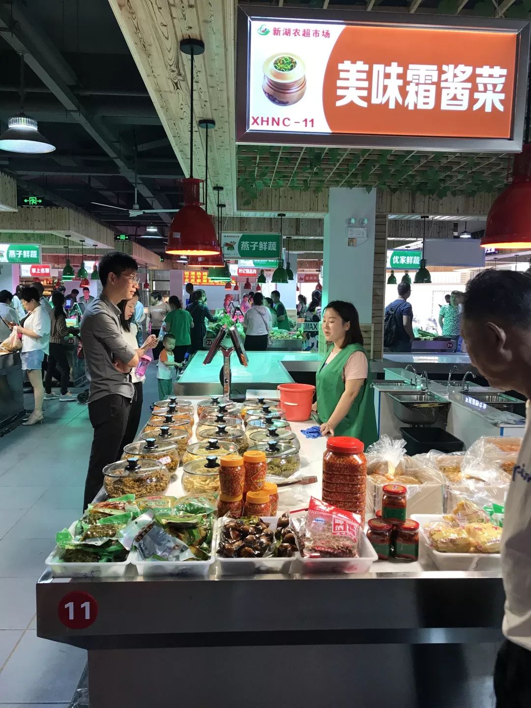 酱菜干货水产区肉类区蔬菜区市场内摆放有序,环境卫生,物品丰富,一改