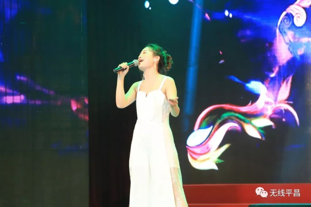 流行歌手刘牧老师向平昌县志愿者协会捐赠学习资料平昌县志愿者协会为