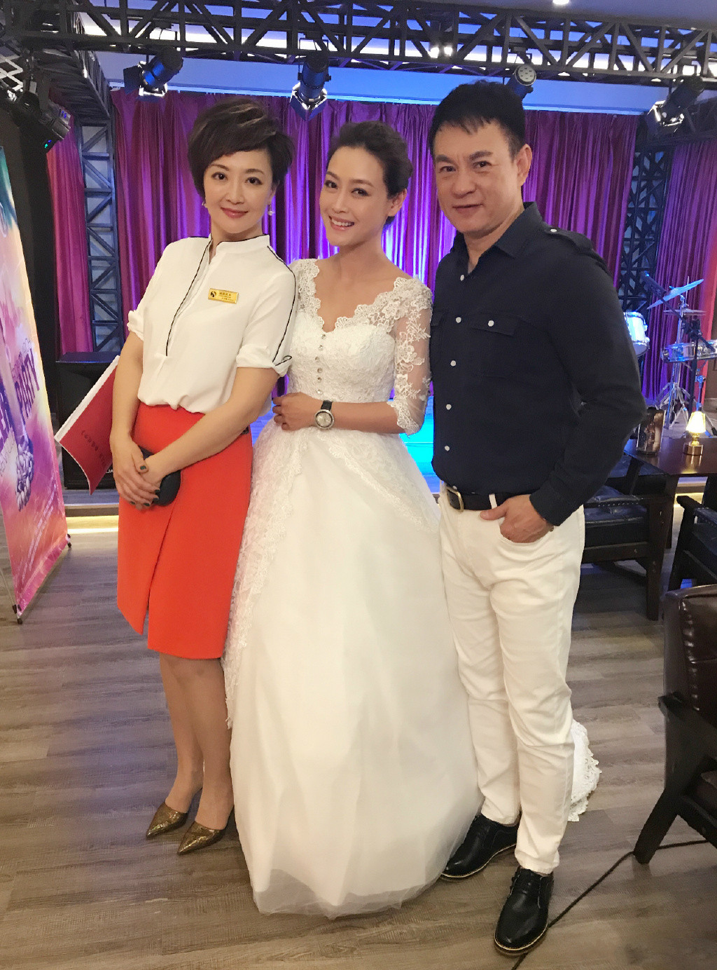 詹小楠美得太出众穿粉色菠萝裙同框女儿好少女哪像44岁的辣妈