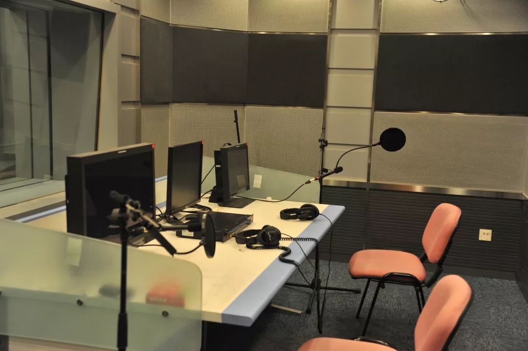 拥有近3000平米的btv大剧院,1000平米高清晰度电视演播室,300平米5