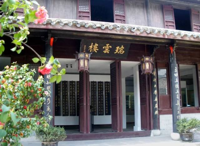 因而祖父为他起名王云,乡中人亦称其降生处为瑞云楼