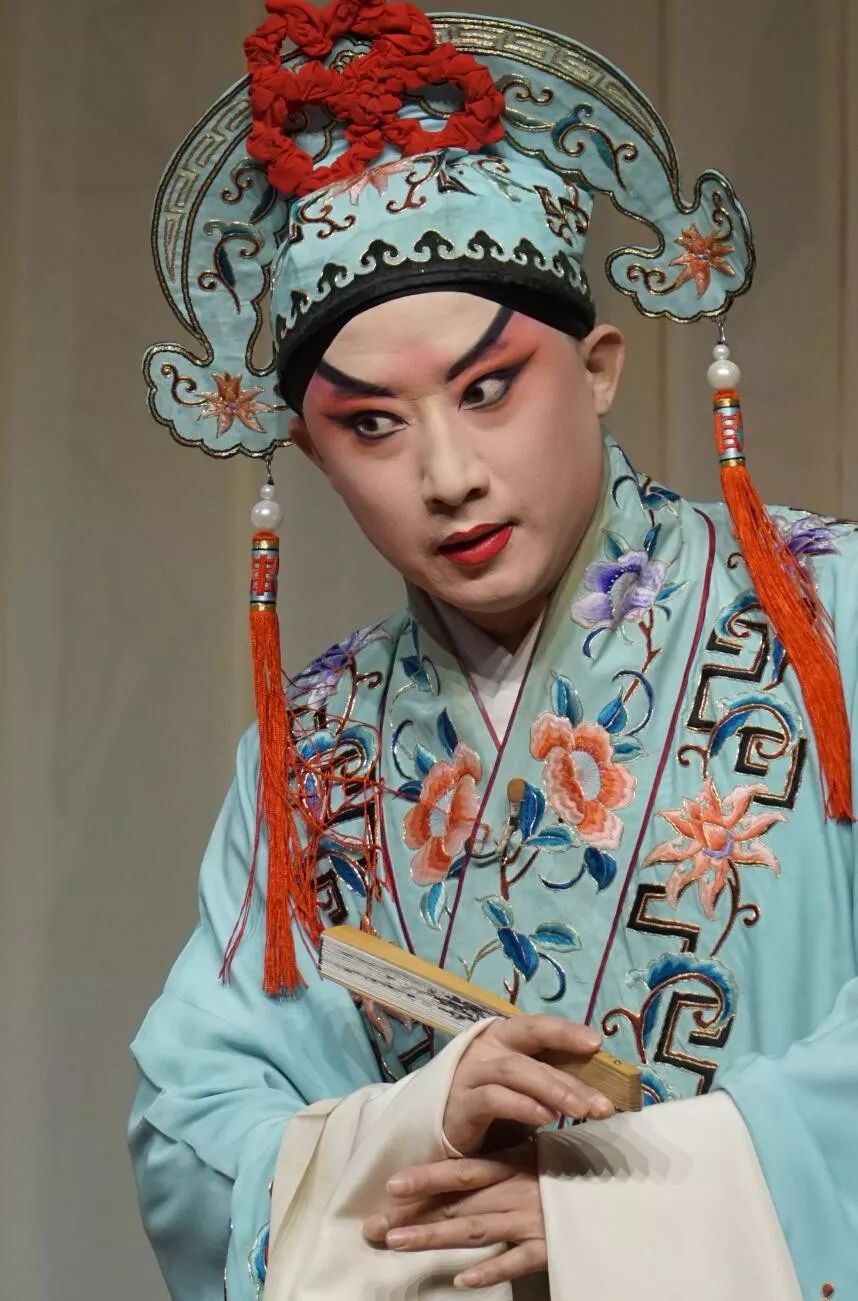 侄子包勉任萧山县令,贪赃枉法,包拯秉公将其铡死.