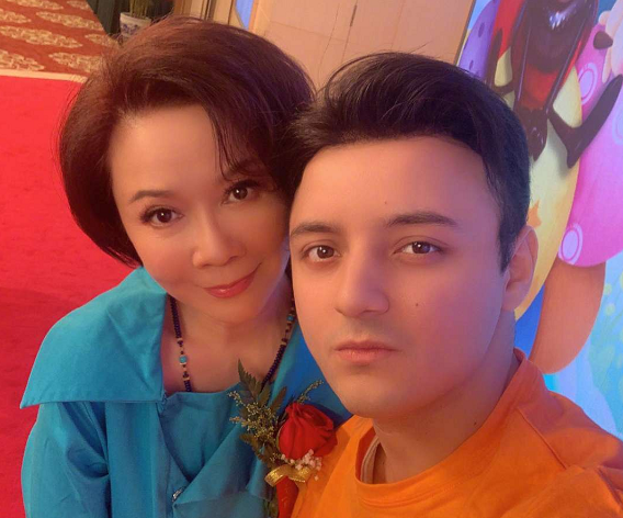 照片中除了阿尔法,还有著名小品演员蔡明,著名少儿频道主持人金龟子等