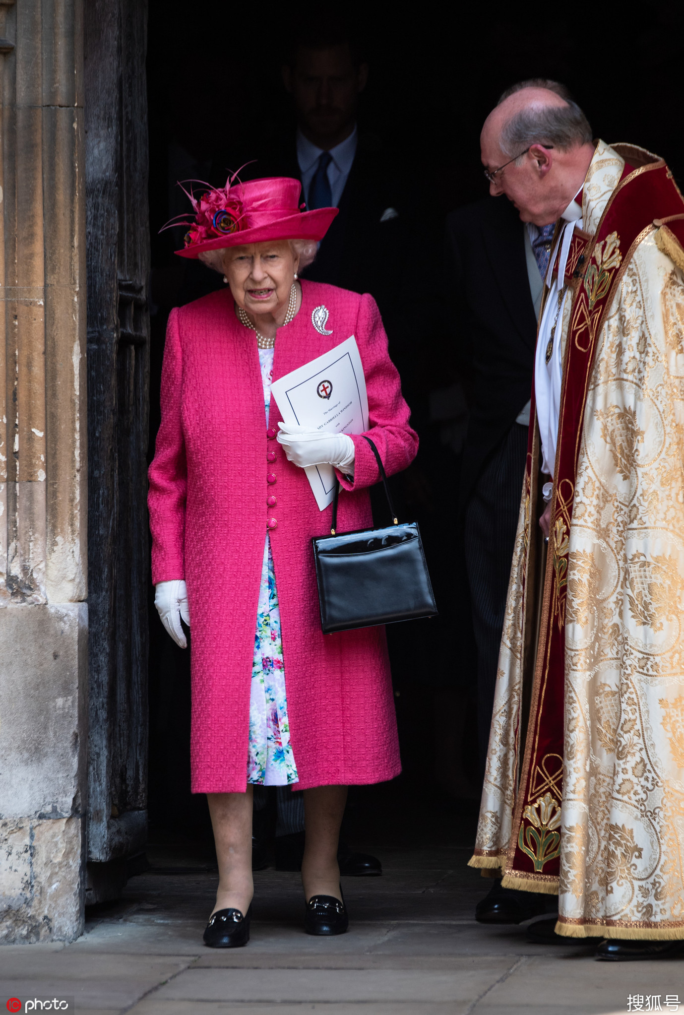英国女王出席侄女婚礼 桃红色套装比新娘更吸睛