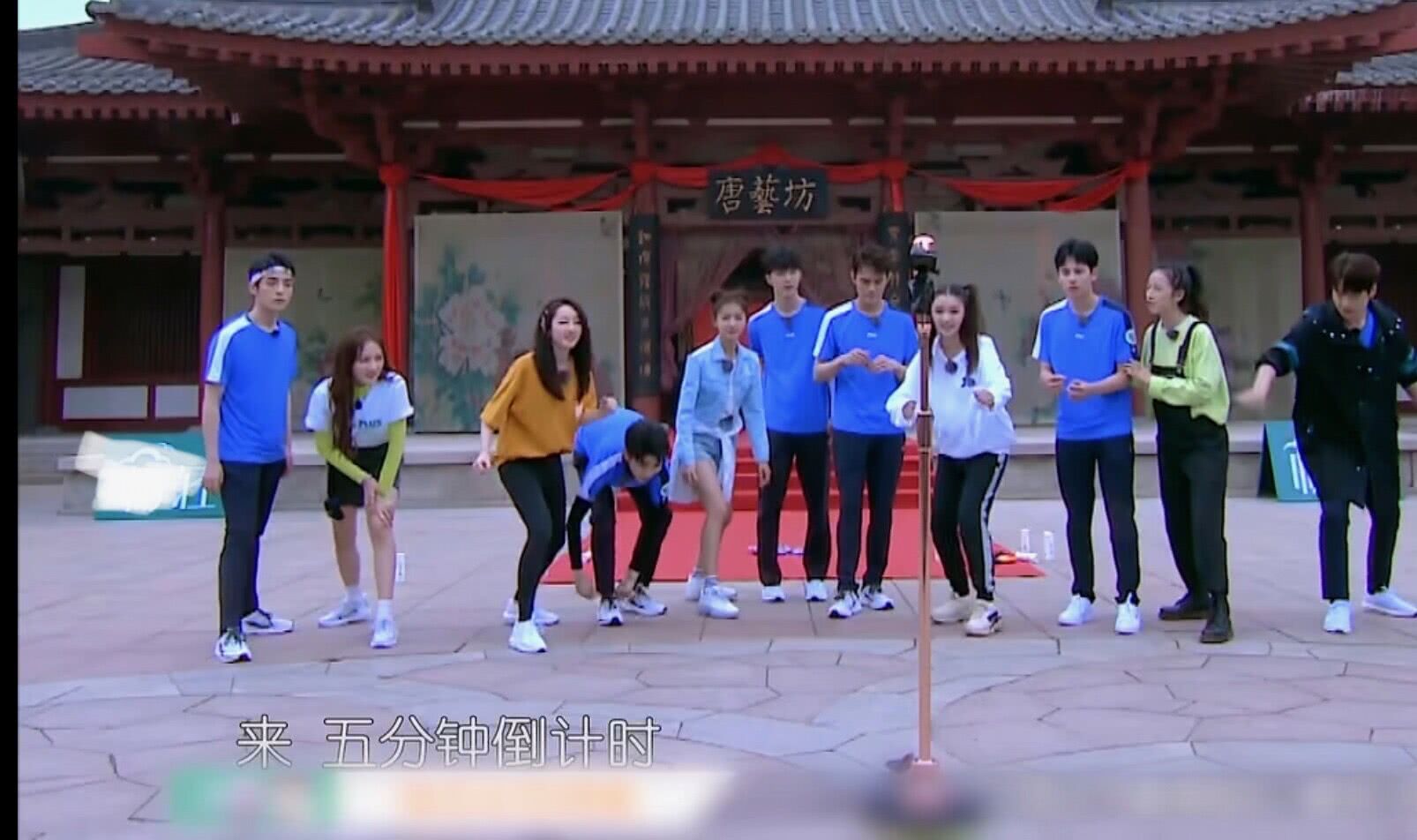 抢麦游戏环节看出范丞丞的曲库量全程是搭档吴瑾言在努力抢麦