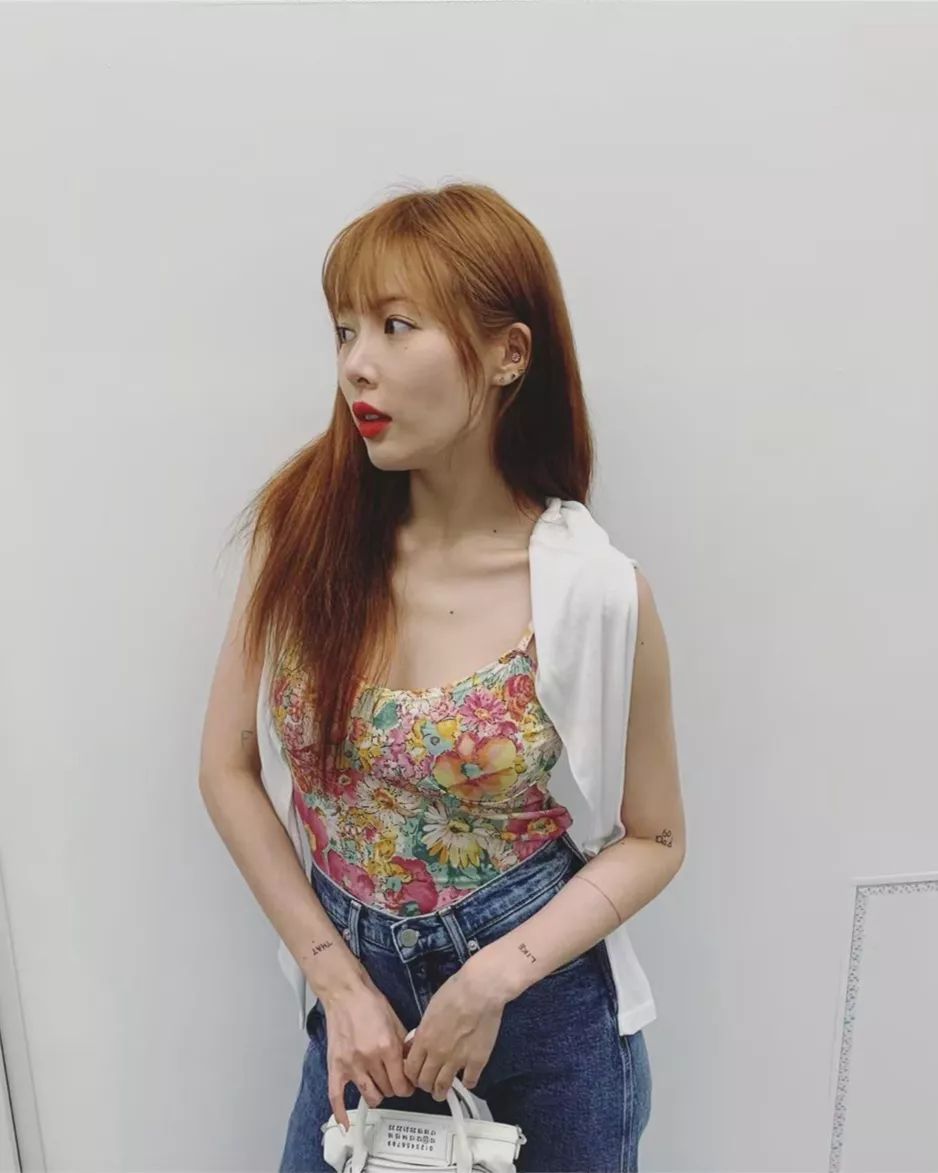 齐刘海泫雅完美演绎清纯的性感好绝一女的