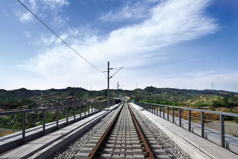 阳大铁路第四标段苇泊河特大桥上进行电缆槽盖板铺设工作