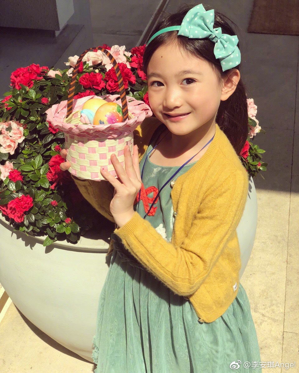7岁奥莉穿粉色短裙配长发,甜美似公主!同岁的甜馨越长越漂亮了