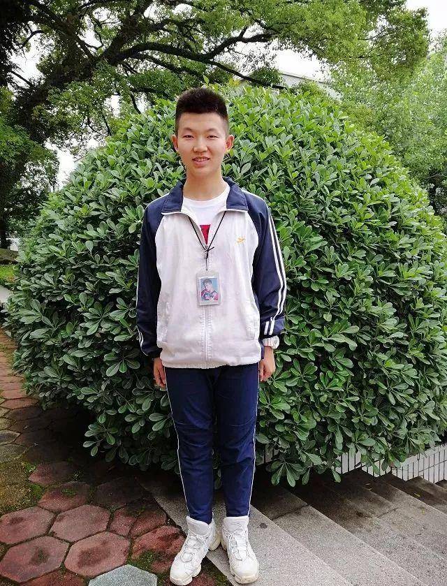 张雨潇同学现就读于宜丰中学高三(8)班,据他的班主任陈丽华老师介绍