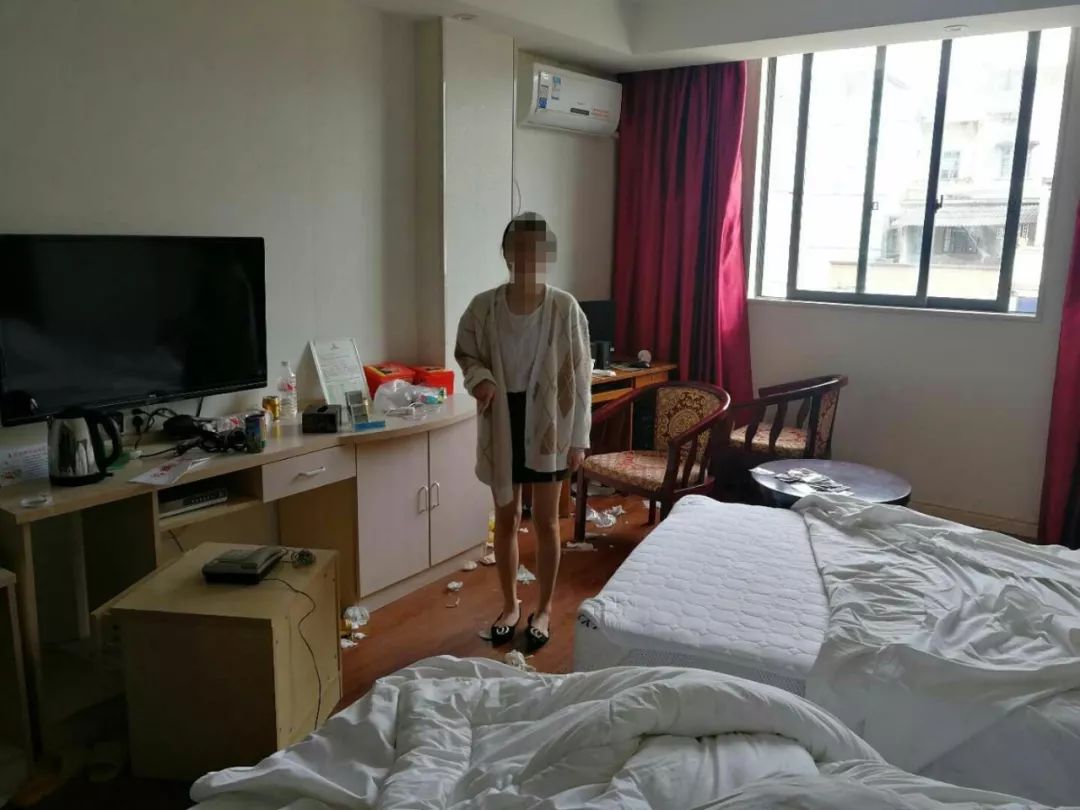 现场凌乱,未成年少女和多名少年开一房,竟然是为了