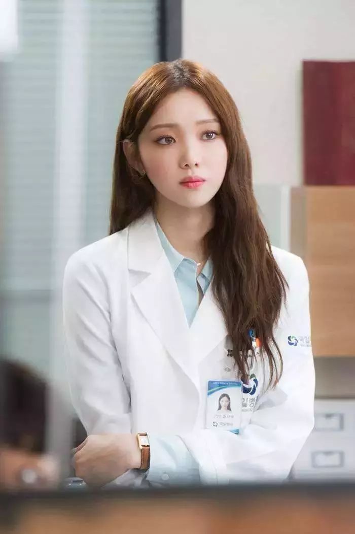 在随后的医疗剧《doctors》里,她饰演女主角的竞争对手陈瑞雨,一个