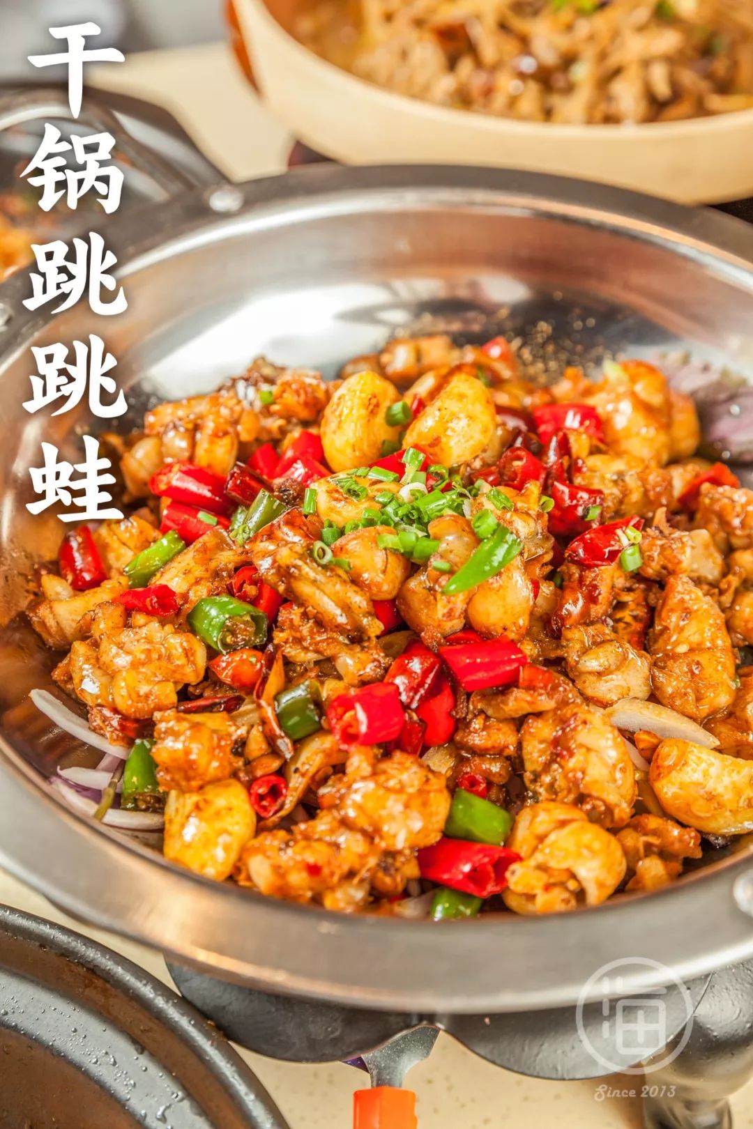 个几分钟,再用筷子搅拌一下,让香辣的汤底和洋葱的辛辣彻底深入蛙肉里